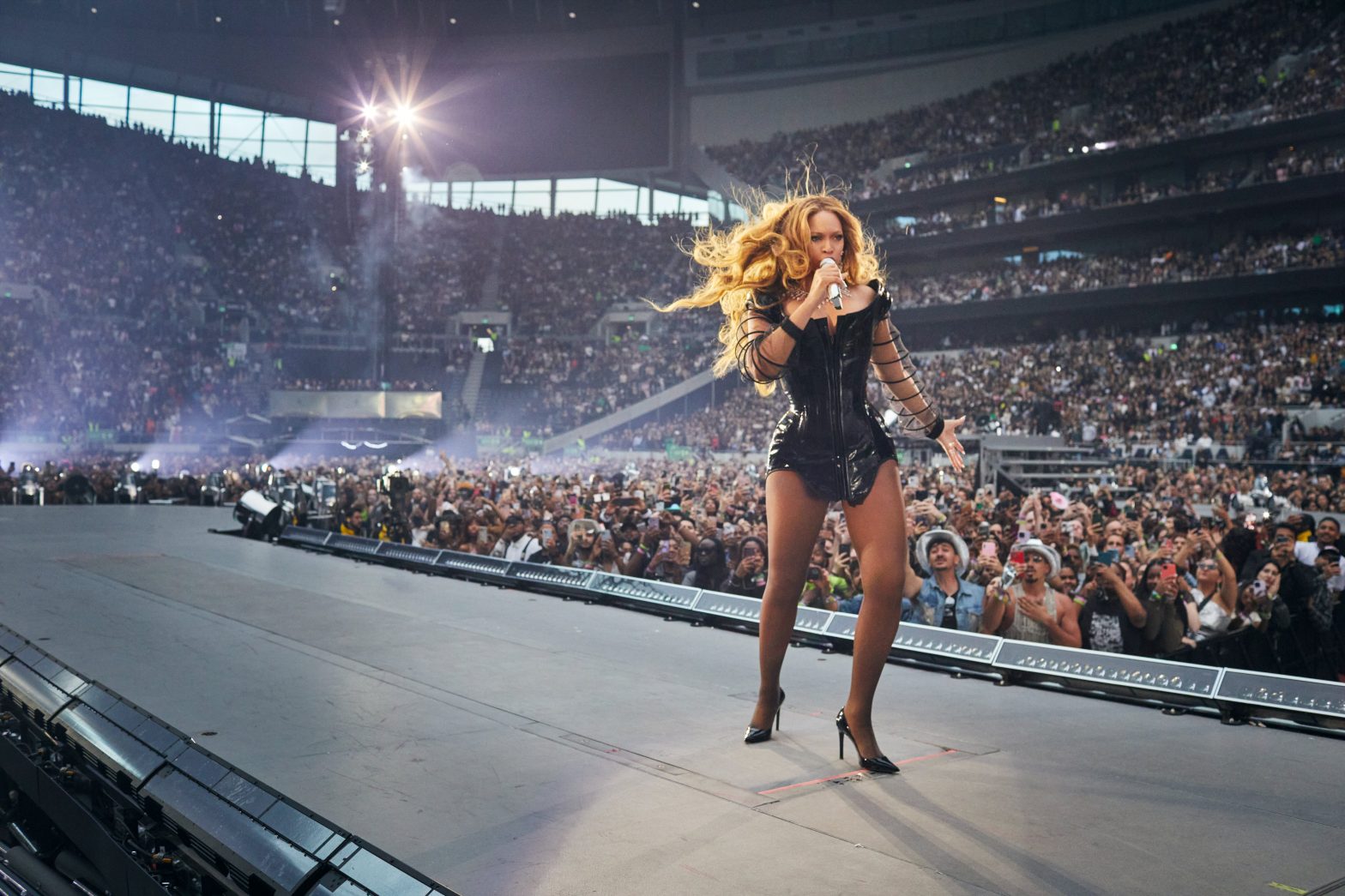 Beyoncé wardrobe malfunction on Renaissance tour in London | Photos