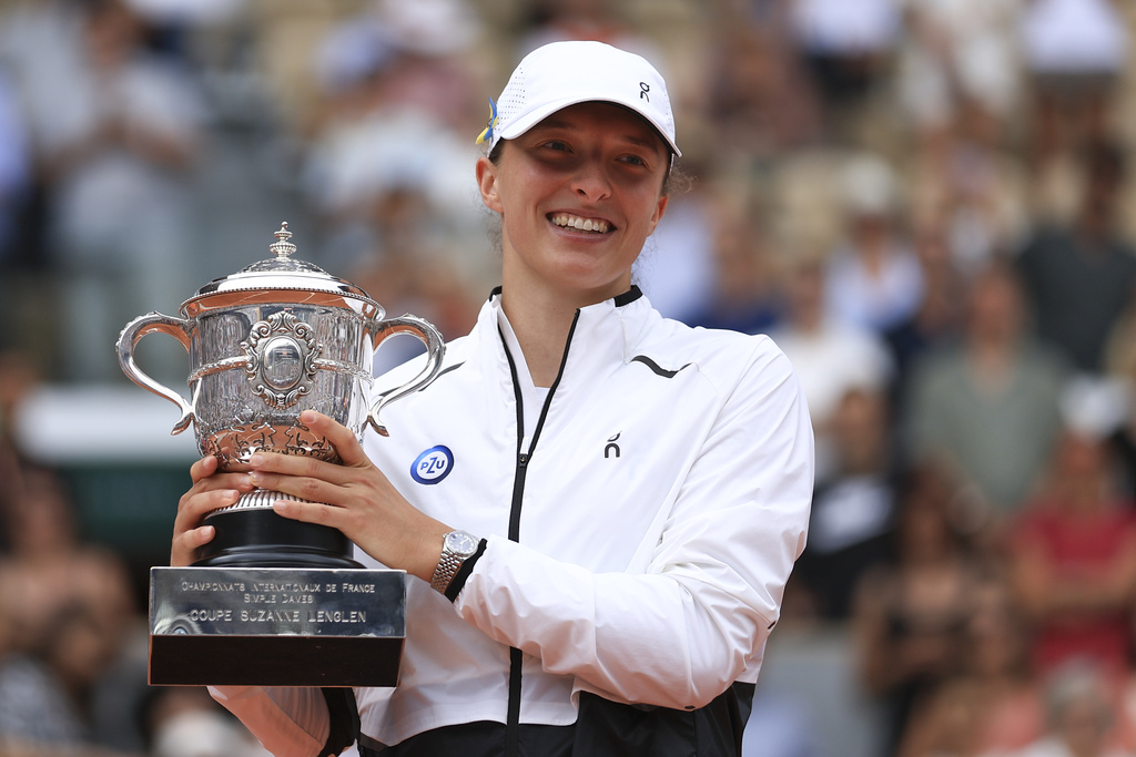 French Open 2023: Champion Iga Swiatek knocks top of trophy during presentation | Watch video