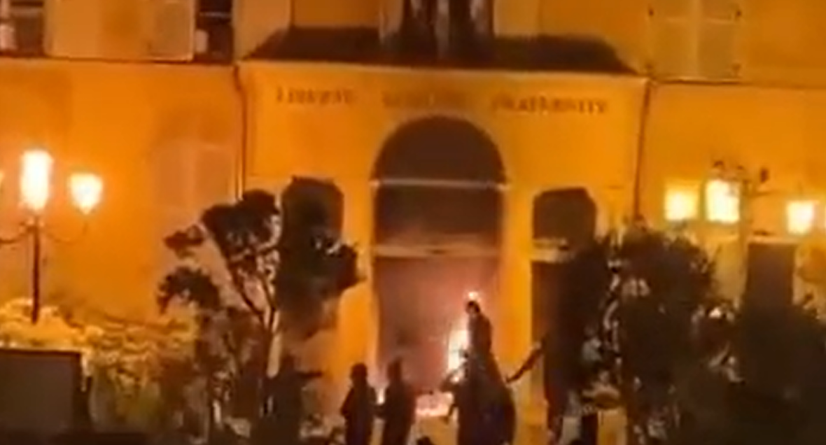 Rioters try to burn down the town hall in France’s Clichy | Watch Video