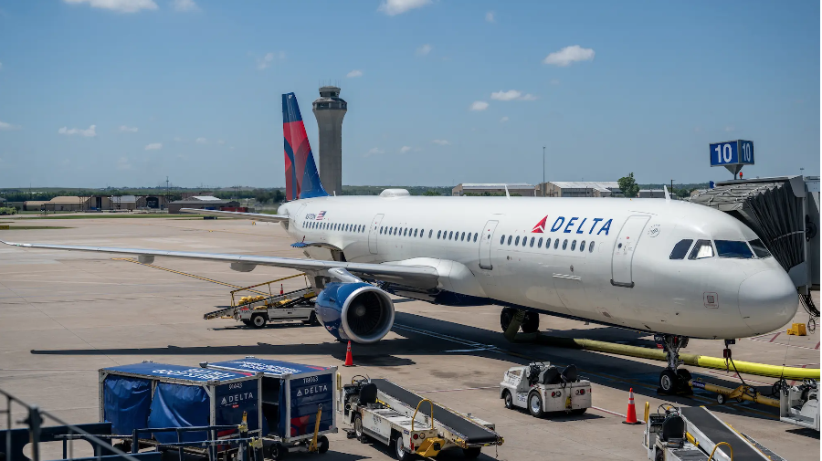 Multiple passengers pass out onboard Las Vegas to Atlanta flight while waiting to take off in 111F without AC | Watch video