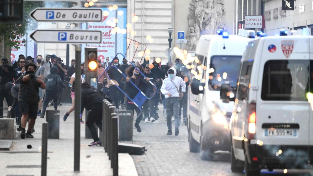 Rioters try to storm the Central Stock Exchange in France’s Marseille | Watch video