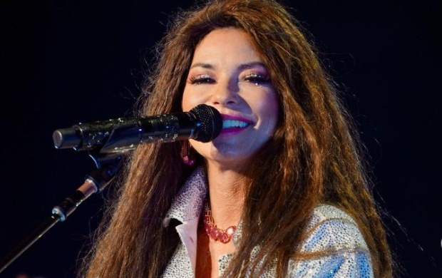 Shania Twain slips, falls on stage during her concert in Chicago