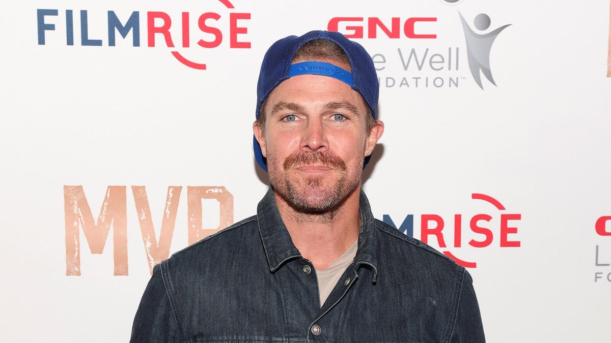 Arrow star Stephen Amell says he does not support actors’ strike, gets trolled