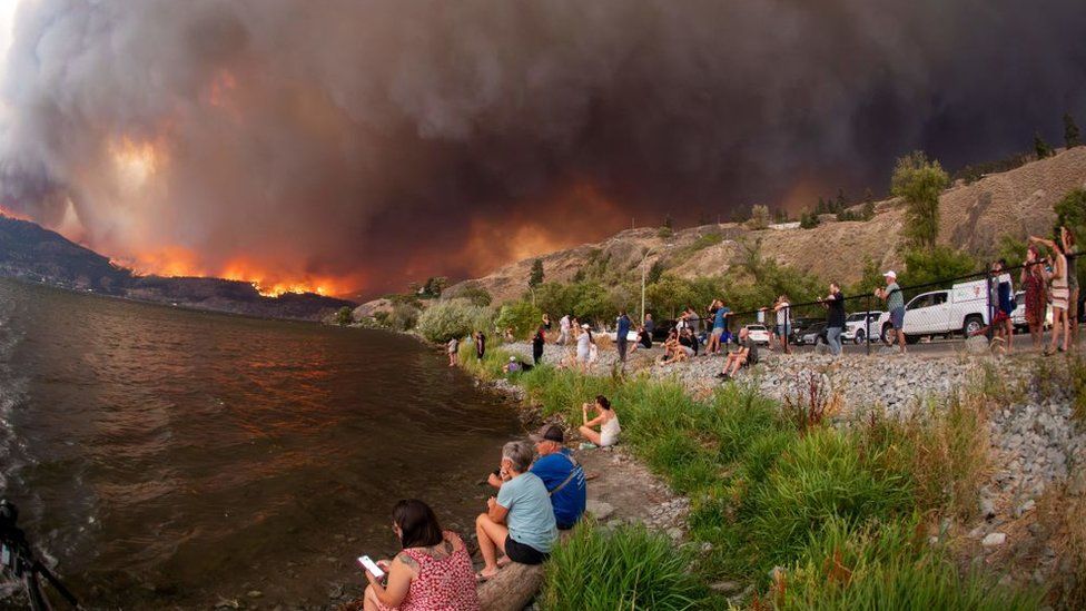 Kelowna in state of emergency as wildfire surrounds city | Watch video
