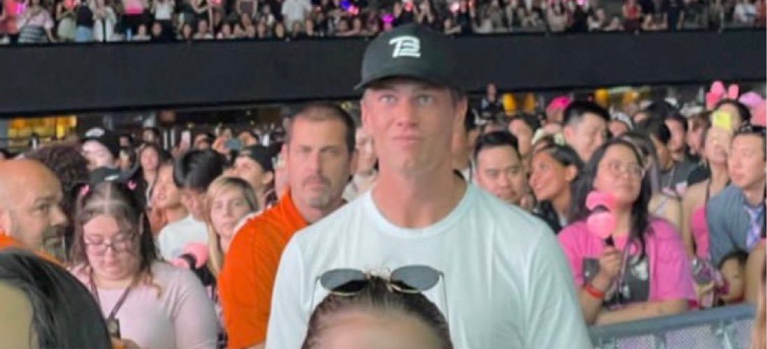 Tom Brady takes daughter Vivian to BLACKPINK concert before rushing to soccer game | Photo