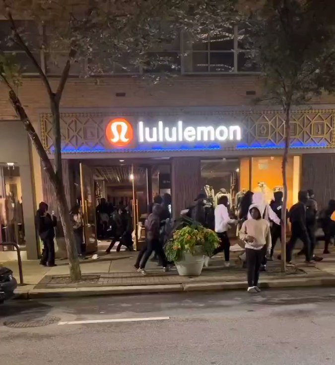 Large crowds of people loot multiple stores in Center City, Philadelphia: Watch Video