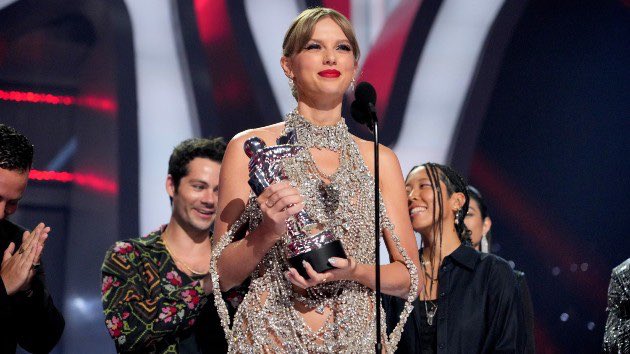 How many VMAs does Taylor Swift have?