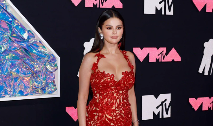 Selena Gomez’s red dress stuns at MTV VMAs 2023 | Video