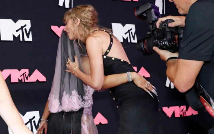 Taylor Swift and Nicki Minaj share a hug at MTV VMAs 2023 red carpet | Photo
