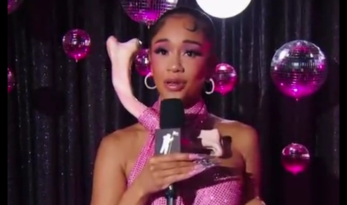 Saweetie trolled for failing to read teleprompter at MTV VMAs 2023