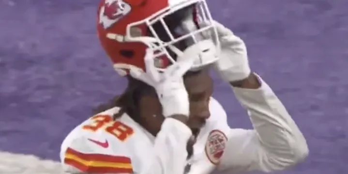 Chiefs’ CB L’Jarius Sneed avoids penalty after Helmet mishap, raising questions about referee bias: Watch Video