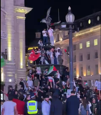 Palestinian protesters climb monument in London’s Piccadilly Circus after Hamas killed hundreds of Israeli women, children: Watch Video