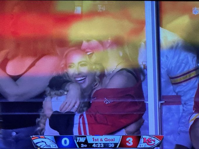 Taylor Swift seen hugging Brittany Mahomes at tonight’s Chiefs vs Broncos game: Watch