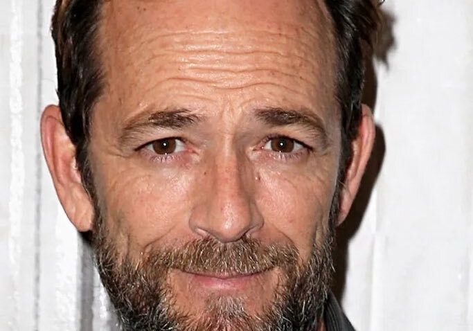Are Luke Perry and Matthew Perry (Chandler) related?