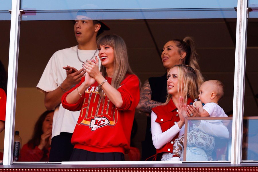 National TE Day – Kansas City Chiefs TE Travis Kelce joins the party as Taylor Swift cheers
