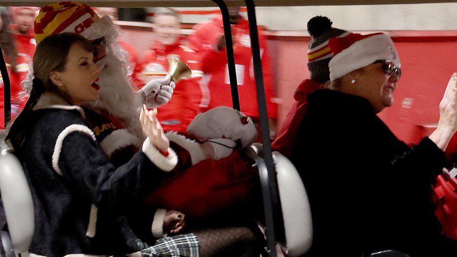 Taylor Swift and mom Andrea joins Christmas game to cheer on Travis Kelce | Watch video