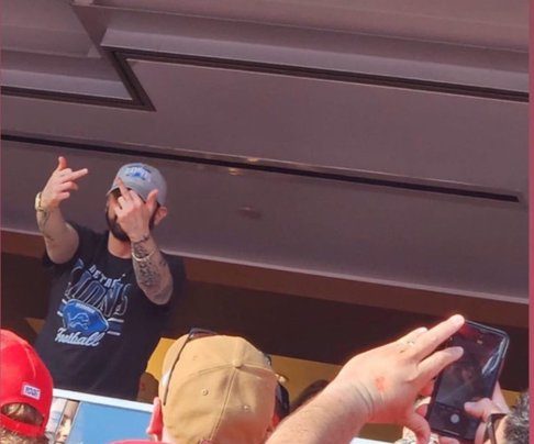 Eminem shows middle finger to 49ers fans| Watch Video